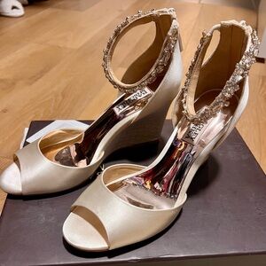 BADGLEY MISCHKA Tahlia Ivory Embellished Bridal Wedding Wedge Sandals 6.5 EUC